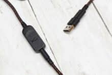 Connecteur USB-A et câble connecté
