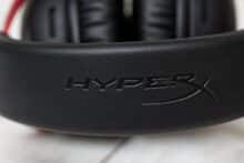 Logo HyperX sur le bandeau du casque