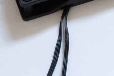 Deux câbles fins sur un ventilateur noir