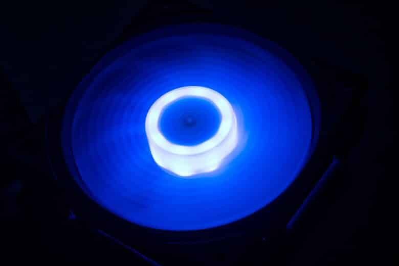 Le ventilateur ENDORFY Fluctus 120 ARGB PWM brille en bleu
