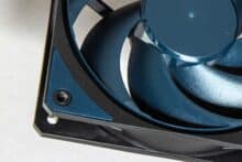 Bord avec surface de contact caoutchoutée du ventilateur bleu-noir