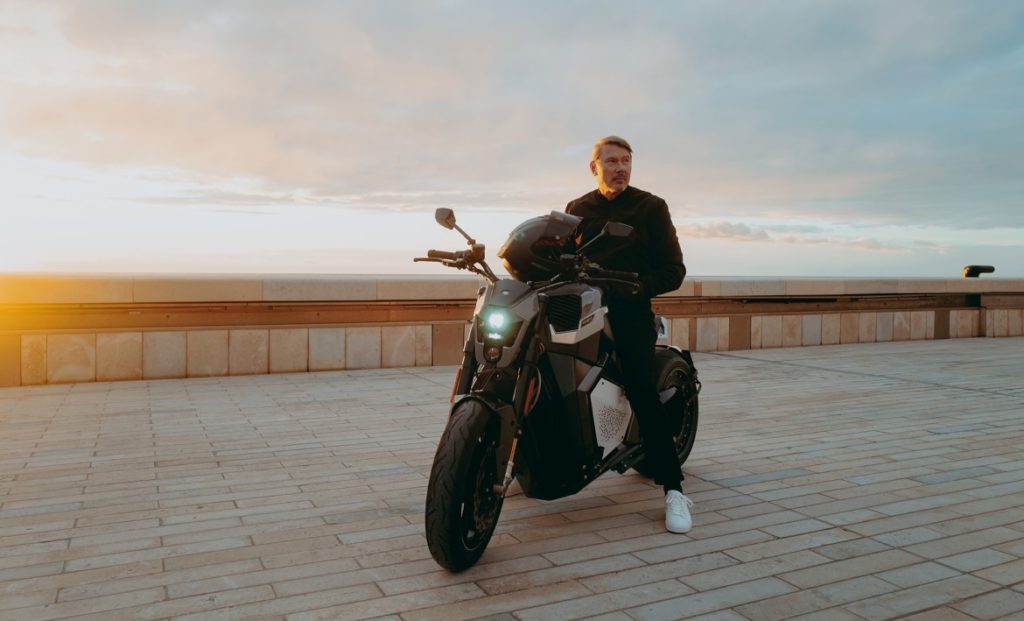 Verge Mototcycles lance la superbike électrique en édition limitée de Mika Hakkinen