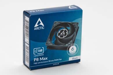 Packaging bleu de l'Arctic P8 Max vu de face