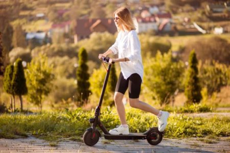 Une nouvelle décision protège la mobilité des utilisateurs de scooters et de vélos électriques