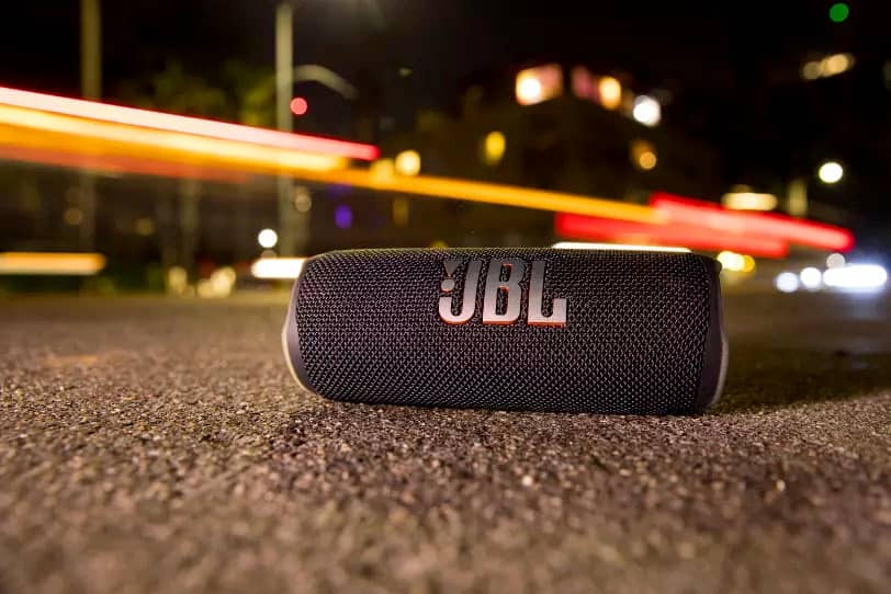 Cette enceinte Bluetooth JBL au son puissant et basses profondes