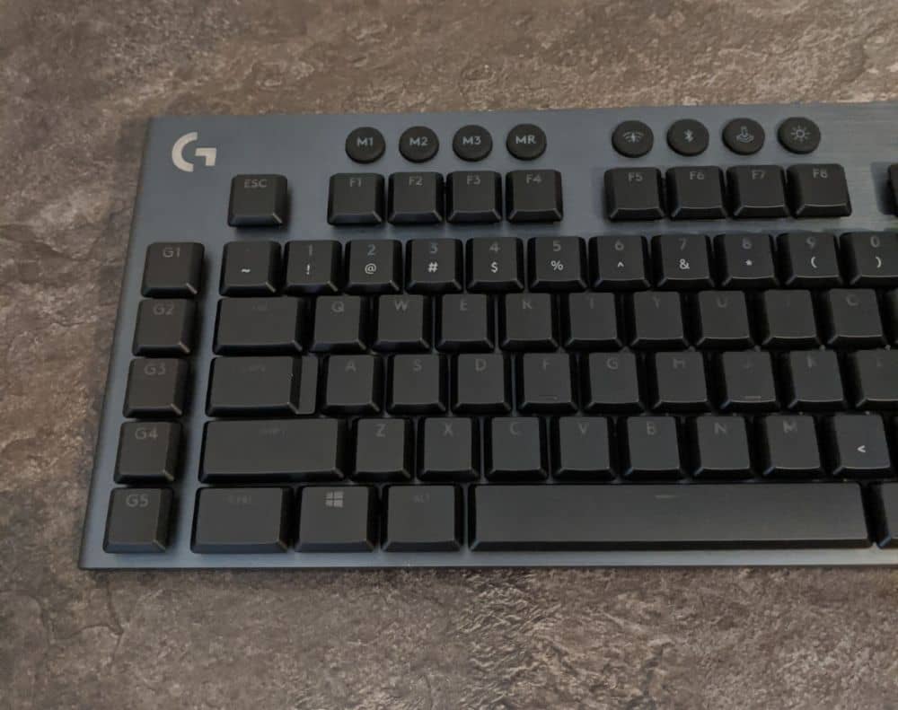 Le clavier Logitech G915 TKL Lightspeed est à moitié prix, parfait