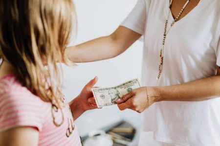 Dollars and Sense – Des moyens simples d’enseigner aux enfants la responsabilité financière