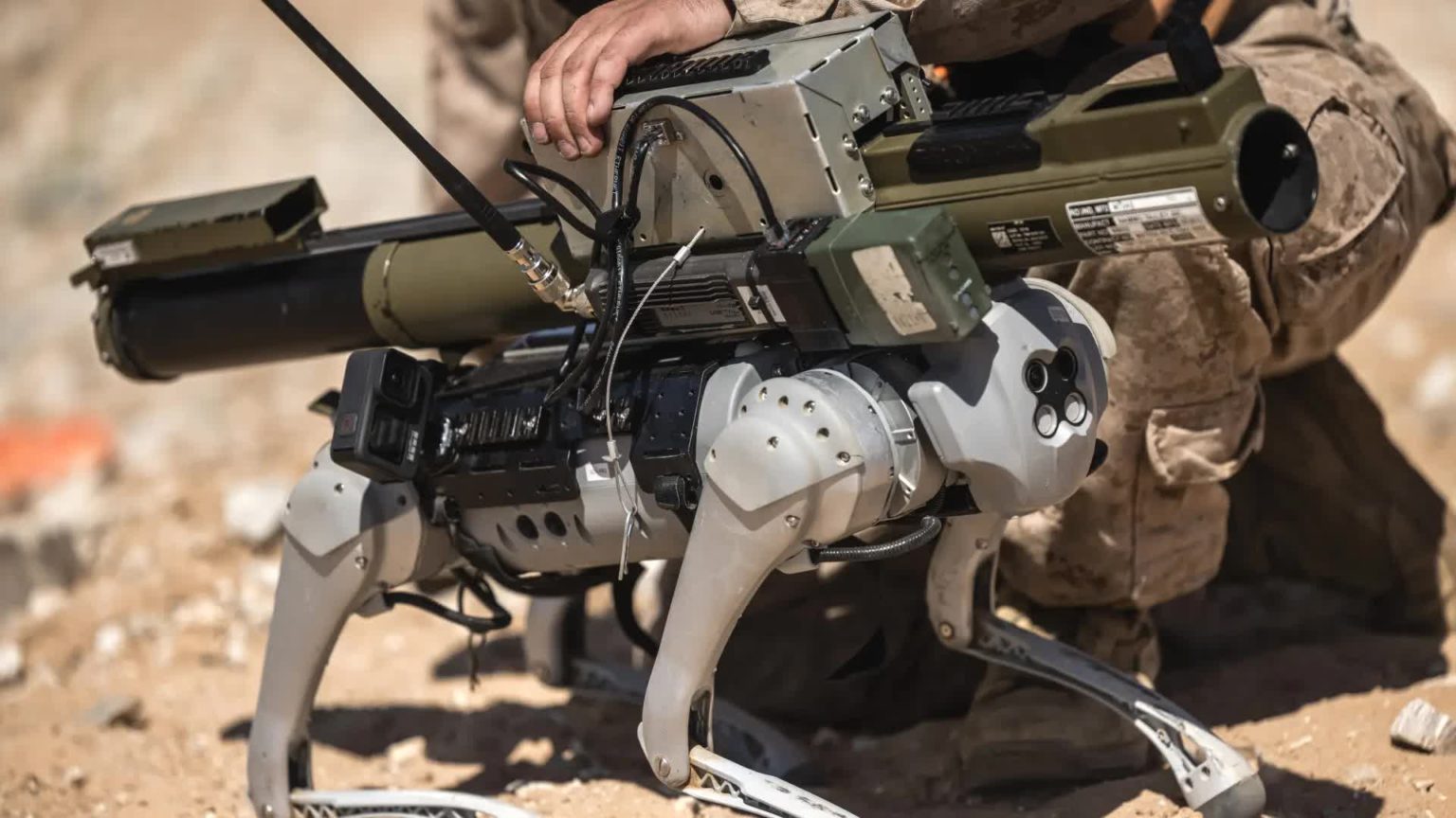 Les Marines américains montrent un chien robot porteur d'un lance-roquettes dans une vidéo de démonstration