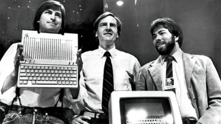 Qui étaient les 3 fondateurs d'Apple ?  Steve Jobs, Steve Wozniak et... ?