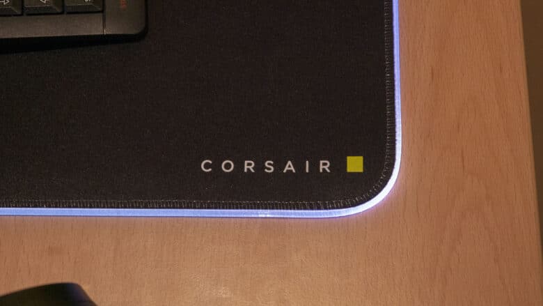 Énorme et RVB – Le tapis de souris Corsair MM700 RVB testé