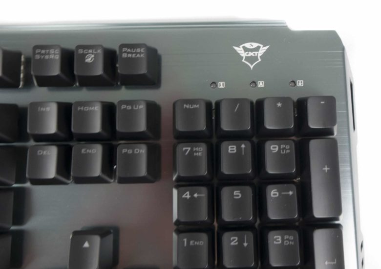 véritable accroche-regard clavier Trust Scarr