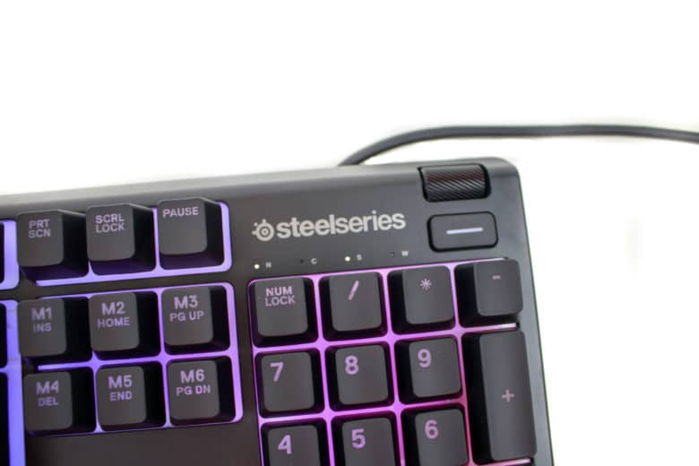 SteelSeries Apex 3 – clavier de jeu résistant à l'eau en cours de test