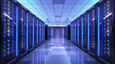 Les livraisons de serveurs pour 2023 sont en baisse mais les revenus augmentent Server shipments for 2023 are down but revenue is growing