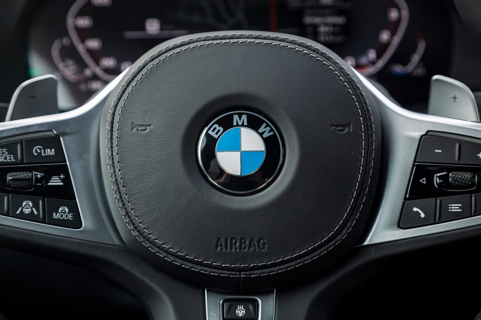 BMW : une nouvelle suspension pour produire de l'électricité pour les voitures électriques à partir des nids-de-poule