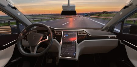 Consumer Reports : le pilote automatique de Tesla uniquement au milieu de terrain