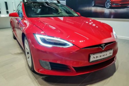 Le pilote automatique de la Tesla Model S a provoqué un carambolage