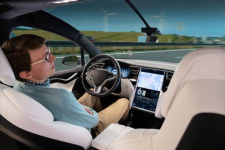 Un conducteur de Tesla s'endort sur l'autoroute, le pilote automatique continue de fonctionner