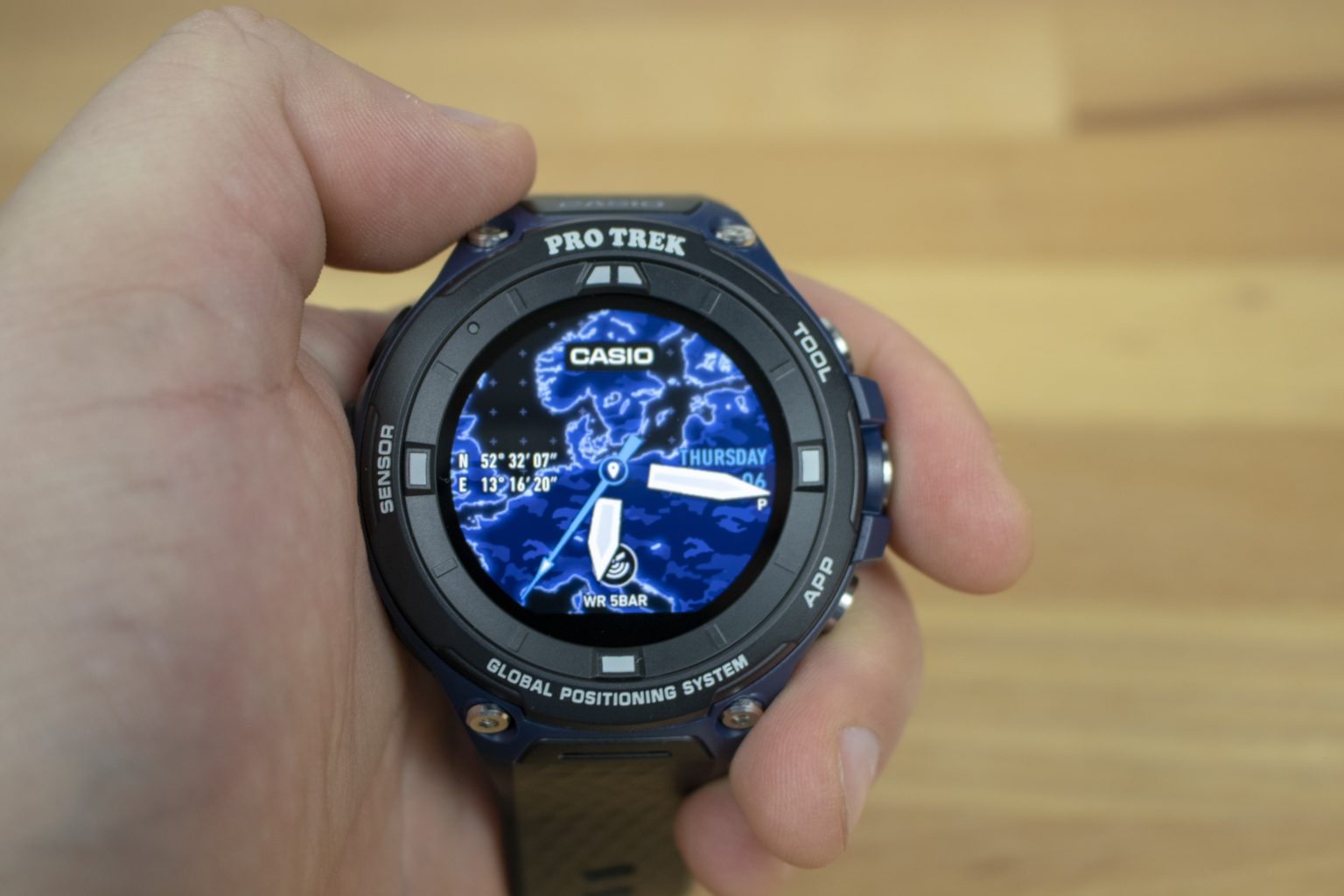 Test du Casio WSD-F20A : montre intelligente d'extérieur en action