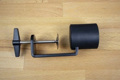 Fixer le microphone à la table