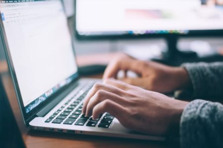Cette IA peut récupérer les mots de passe à partir du son de vos frappes This AI can pick up passwords from the sound of your keystrokes