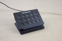 Le Stream Deck se place simplement dans le support