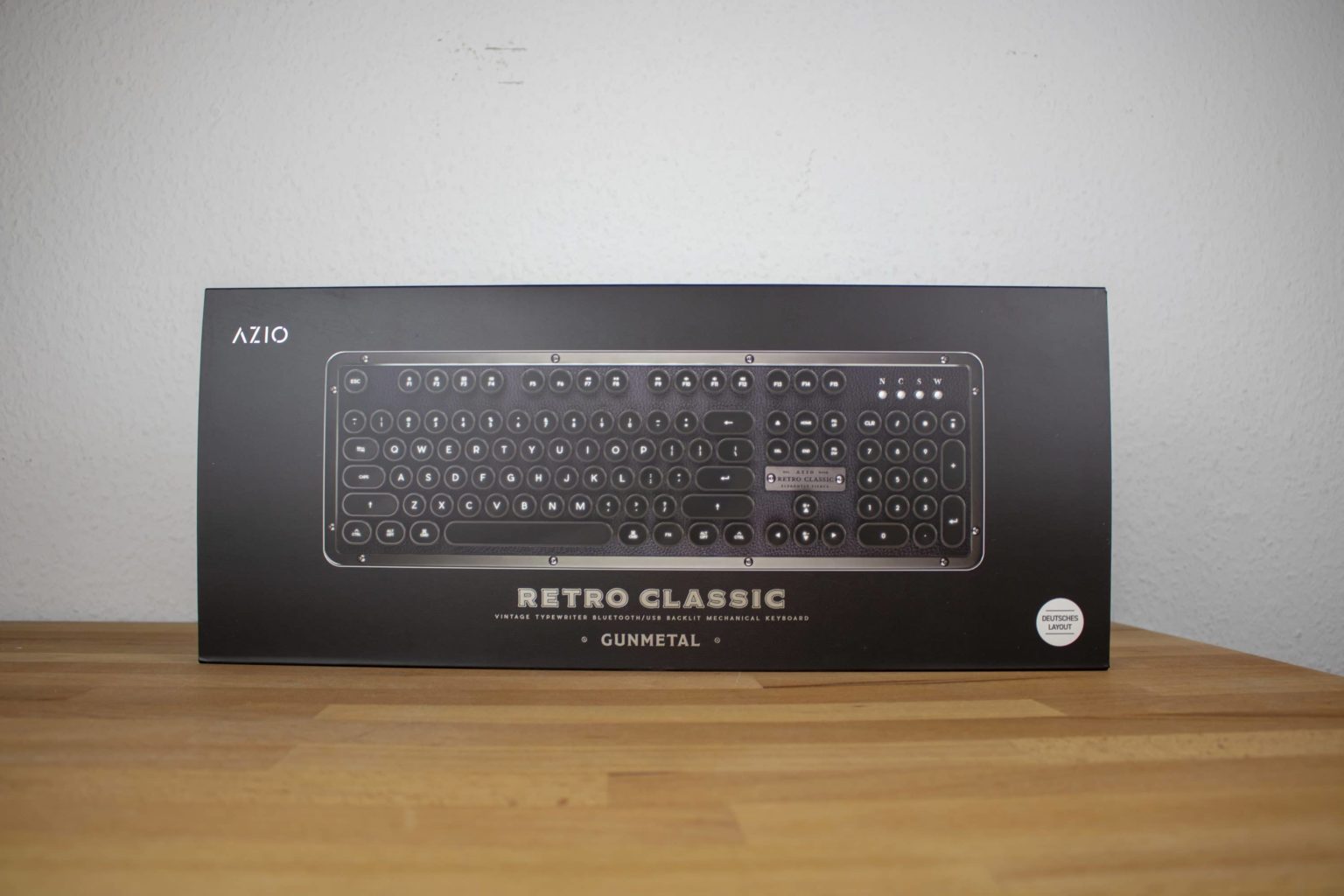Azio Retro Classic BT : le clavier haut de gamme en cuir ou en bois de noyer examiné