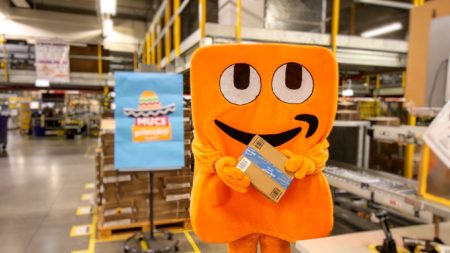 Les employés d’Amazon sont encouragés à demander de l’aide à la mascotte de l’entreprise en cas de difficultés financières Amazon employees encouraged to ask company mascot for help with financial hardships