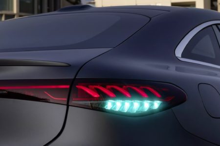 Mercedes-Benz lance des feux extérieurs turquoise pour indiquer que la voiture est autonome Mercedes-Benz debuts turquoise exterior lights to indicate the car is self-driving