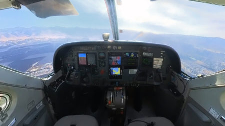 Un avion cargo commercial effectue avec succès un vol sans équipage Commercial cargo plane successfully completes crewless flight
