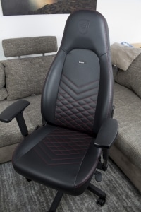 Les noblechairs ICON en simili cuir noir et coutures accent rouges