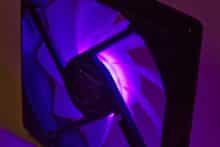 Ventilateur RVB éclairé en violet