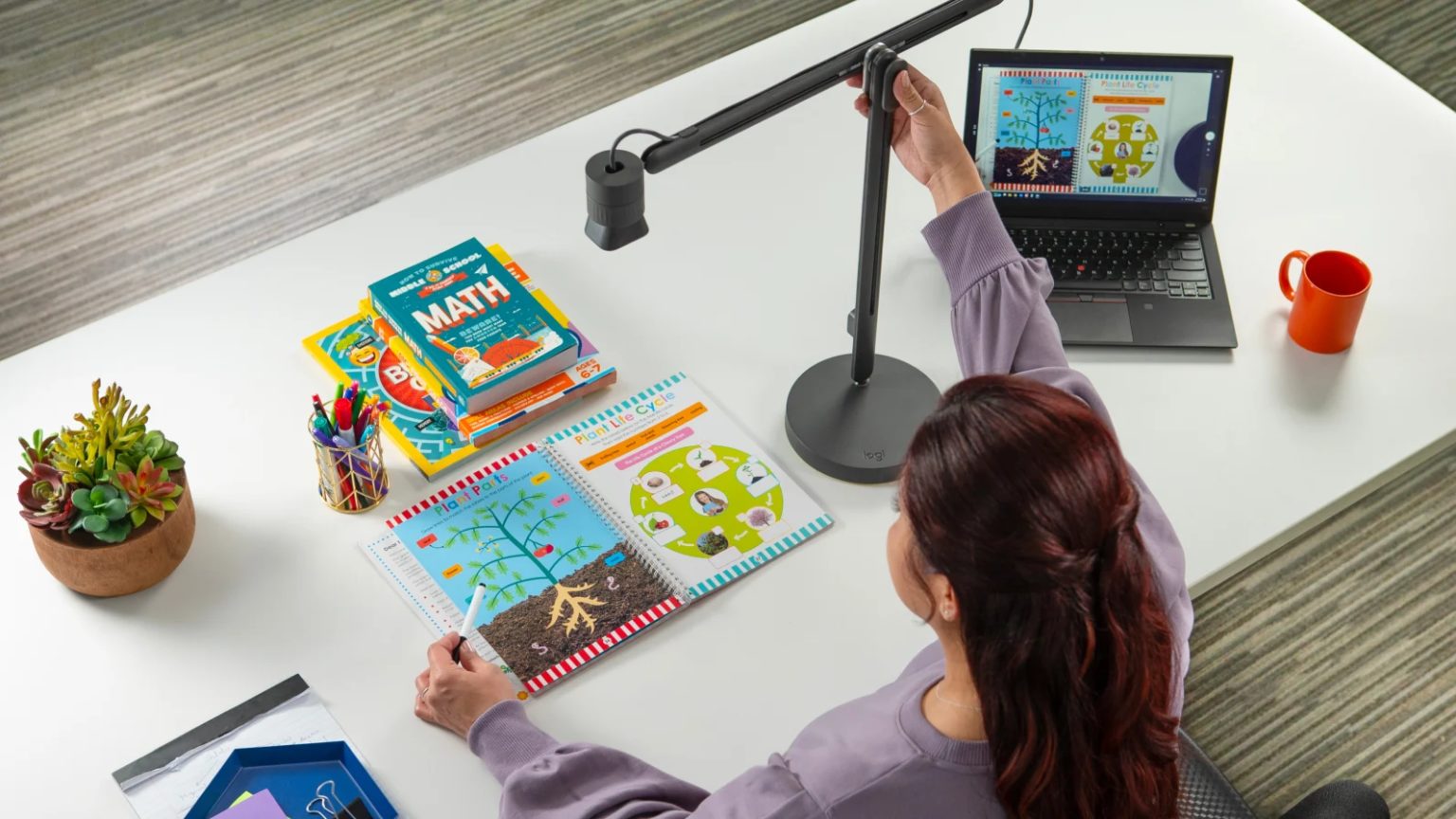 Logitech affirme que sa webcam à bras articulé à 349 $ est parfaite pour les streamers, les créateurs et les enseignants
