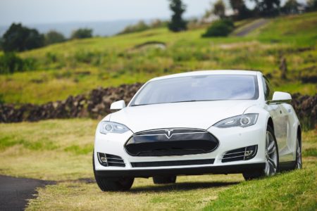 La mise à jour du logiciel Tesla apporte la détection des nids-de-poule et l'ajustement adaptatif