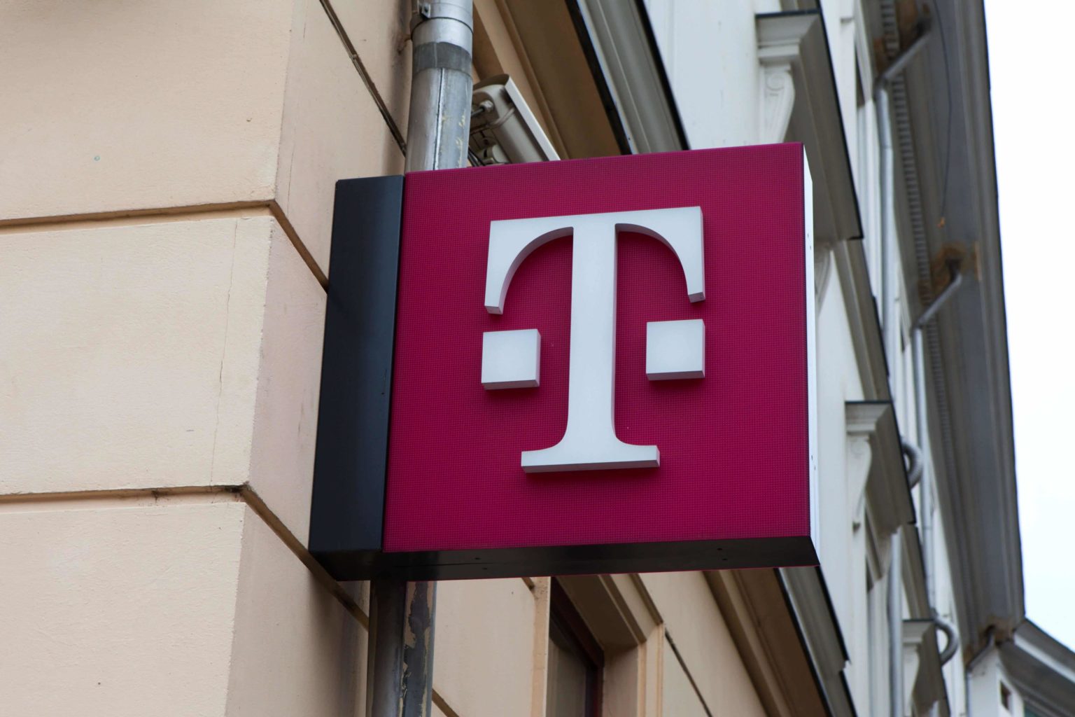 L'association des consommateurs de NRW poursuit Telekom, Telefónica et Vodafone