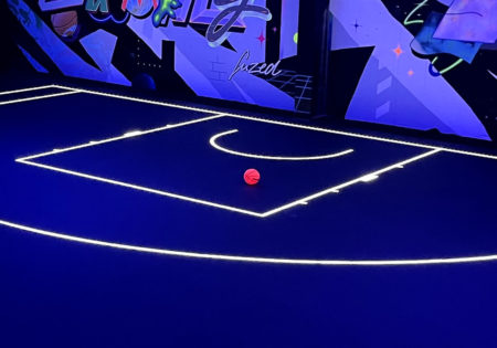 Un terrain de basket en verre à LED fera ses débuts en NBA ce mois-ci, affichant des statistiques et des rediffusions