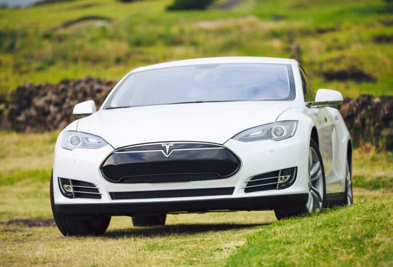 Une association de consommateurs poursuit Tesla dans deux affaires