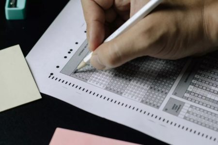 Le SAT entièrement numérique sera administré pour la première fois ce week-end All-digital SAT to be administered for the first time this weekend