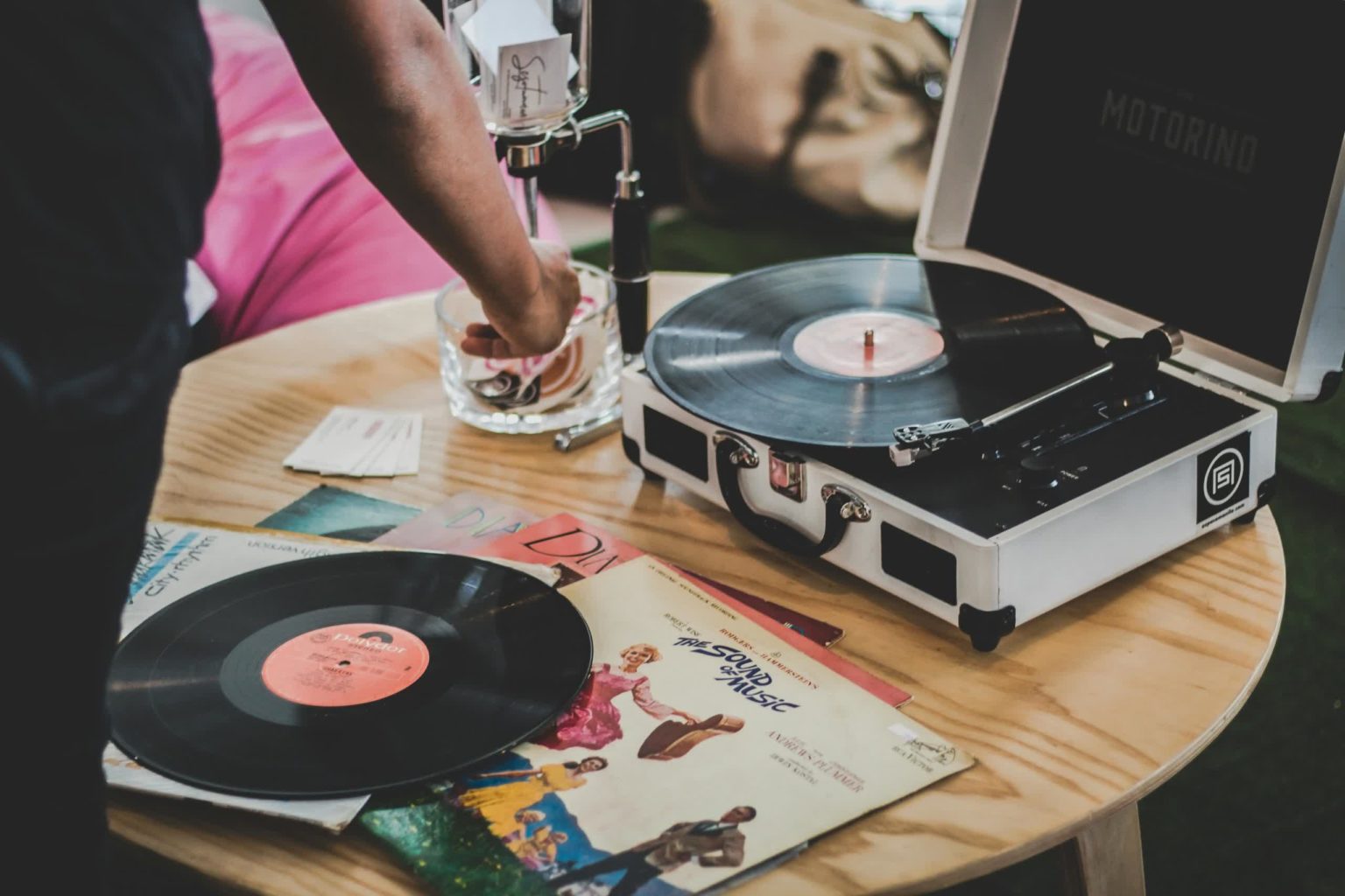 Vinyl records outsell CDs for the second consecutive year