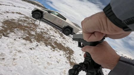 De 9 mm à 0,50 cal : découvrir si le Tesla Cybertruck est vraiment à l’épreuve des balles