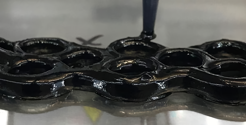 Les chercheurs développent un matériau extensible et électriquement conducteur qui durcit à l'impact Researchers develop stretchy, electrically conductive material that hardens upon impact