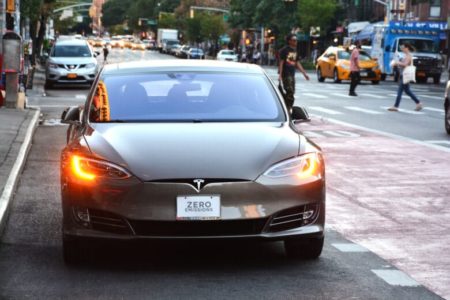 Tesla : les voitures freinent sans raison
