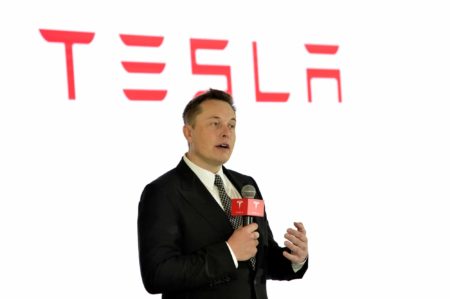 Tesla réintroduit la présence au bureau 40 heures et menace de licenciement