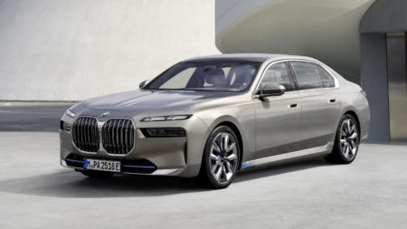 La BMW Série 7 est livrée avec un moteur à combustion et un moteur électrique, mais un seul modèle