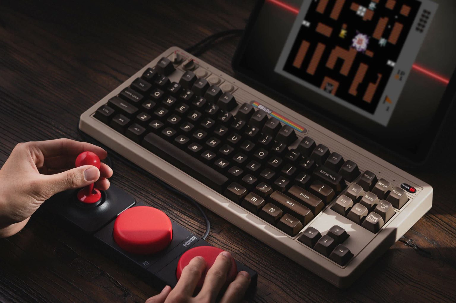 8BitDo pivote vers la nostalgie du PC avec un clavier mécanique de style C64 et un joystick externe