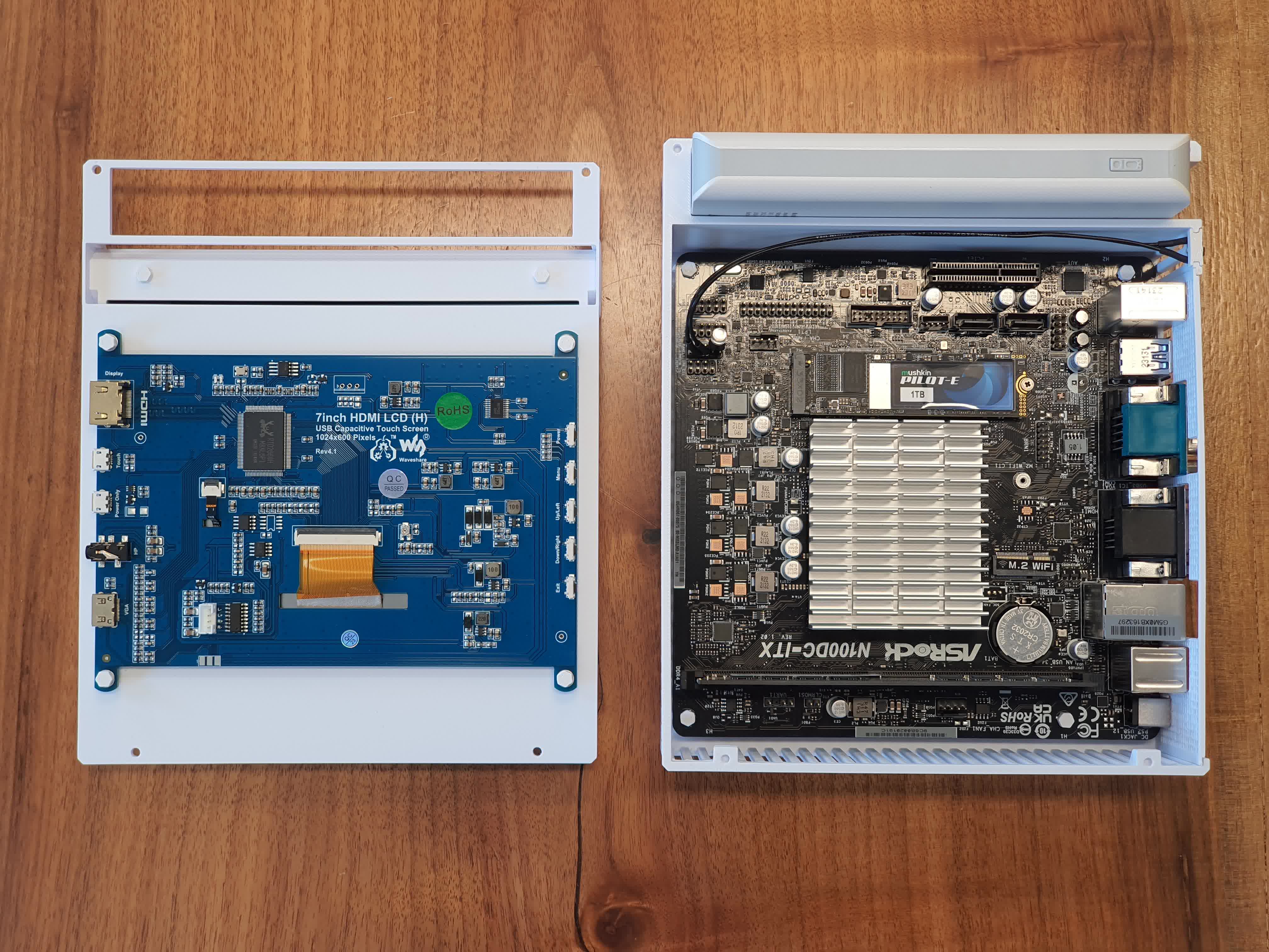 ordinateur portable fait maison contient carte mère bureau mini-ITX, deux écrans batterie intégrée