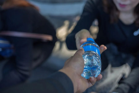 La technologie laser révèle des nanoplastiques dans les bouteilles d'eau potable