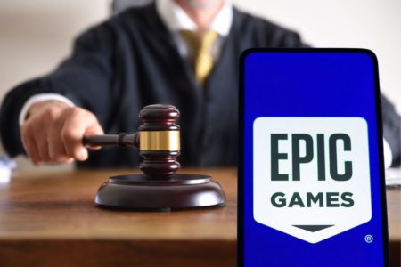 Un juge avec un marteau et un écran affichant le logo d'Epic Games.
