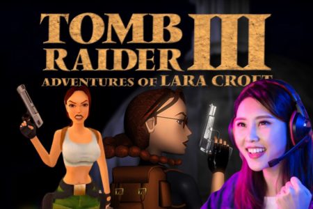 Une joueuse enthousiaste devant l'affiche de Tomb Raider III avec Lara Croft tenant des pistolets.