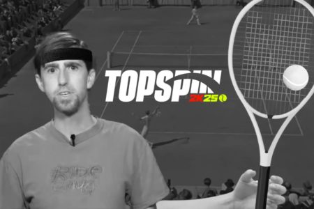 Homme en tenue de tennis tenant une raquette avec le logo de Top Spin 2K25 en arrière-plan.