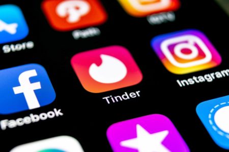 Tinder : la plateforme de rencontres introduit la vérification des antécédents aux États-Unis